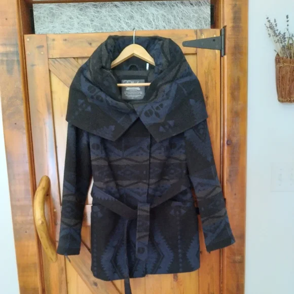 Aztec Pattern Coat - Picture 11 of 13